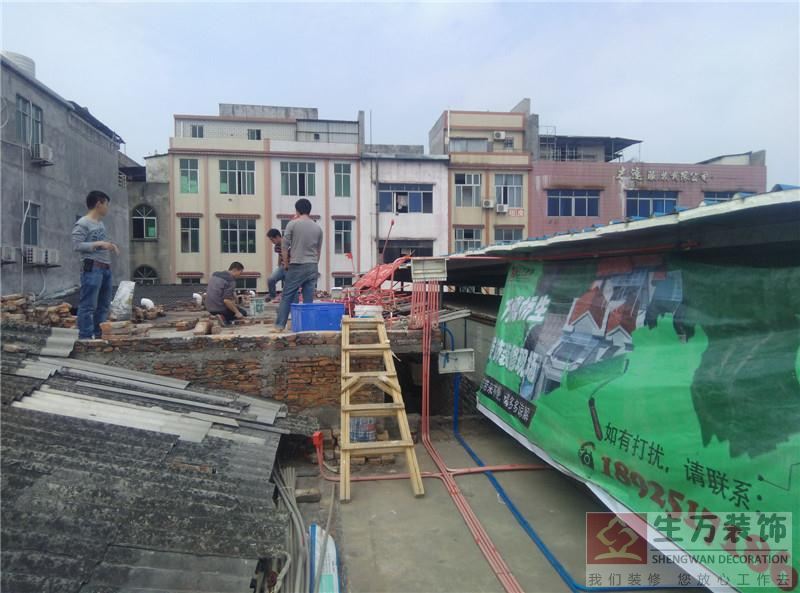 這是廣州裝修技術培訓學校泥水工培訓教學場地，工作六年專注精裝修的泥水劉師傅親臨現場給學員的技術指導。
